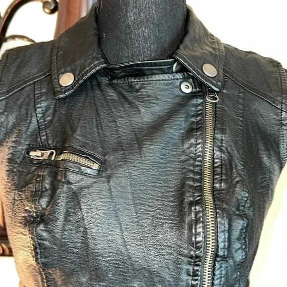 Rock & Republic Women’s Black Imitation Vegan Leather Lined Vest Small - Picture 2 of 16